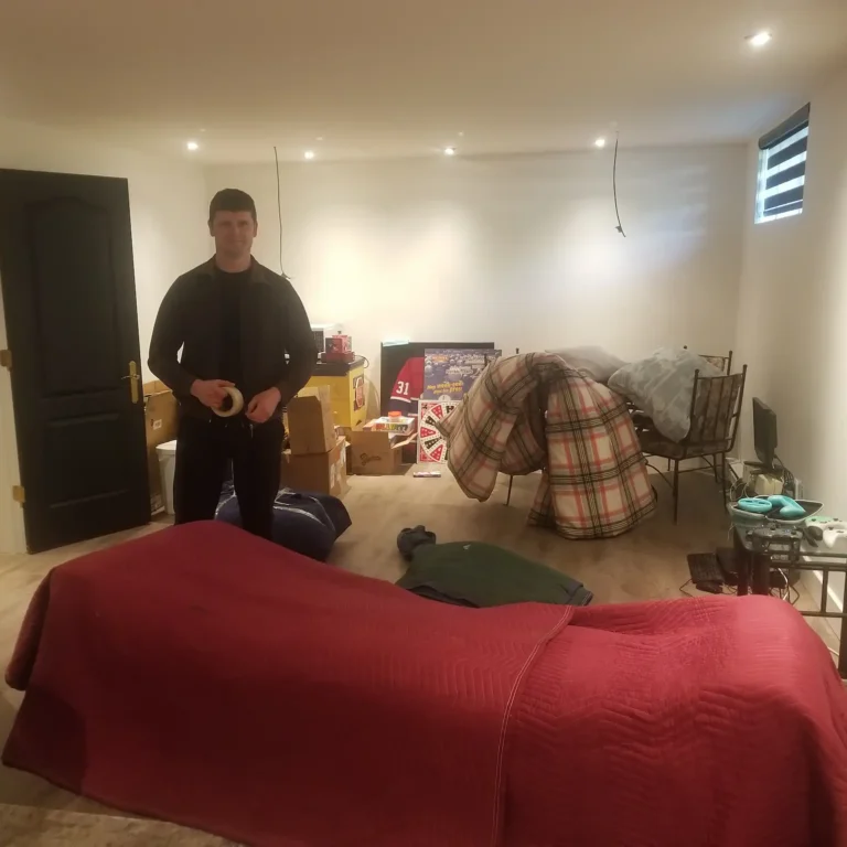 moving reviews Montreal movers packing boxes and protecting furniture in home